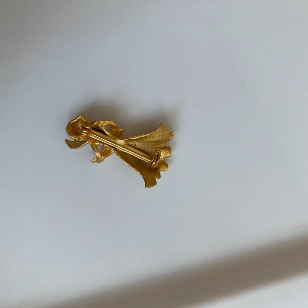 Estate Vintage Angel Choir Woman Reading Book Brushed Gold Tone Brooch Retro Pin